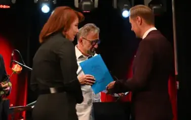 widzimy pana odbierającego prezent