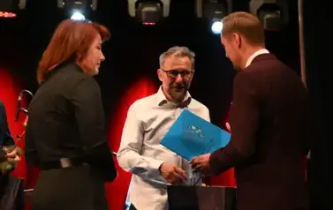 widzimy pana przekazującego podarunek panu
