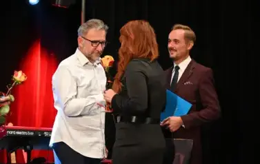 widzimy panią przekazującą r&oacute;że panu