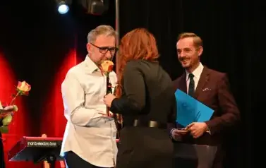 widzimy panią przekazującą r&oacute;że panu