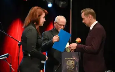 widzimy pana odbierającego prezent