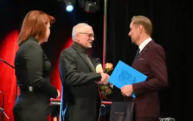 widzimy pana przekazującego podarunek panu