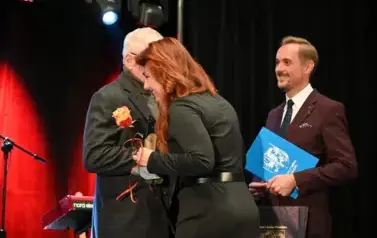 widzimy panią przekazującą r&oacute;że panu