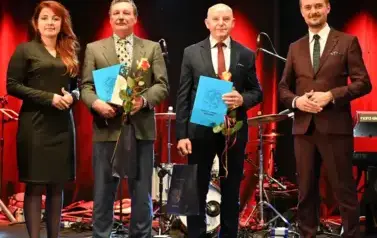 widzimy pana, panią oraz dw&oacute;ch pan&oacute;w z podarunkiem w rękach