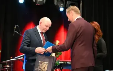 widzimy pana przekazującego podarunek panu