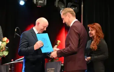 widzimy pana przekazującego podarunek panu