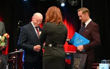 pani przekazuje r&oacute;że panu