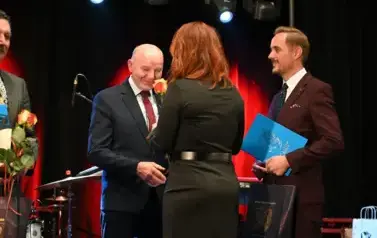 pani przekazuje r&oacute;że panu