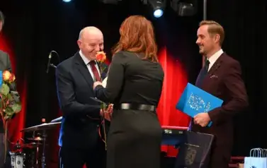 widzimy panią podającą panu ręke 