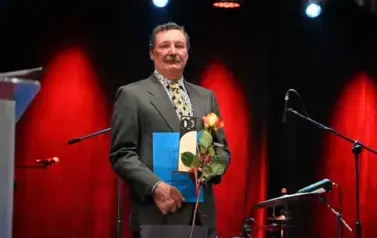 widzimy pana trzymającego podarunek w ręce