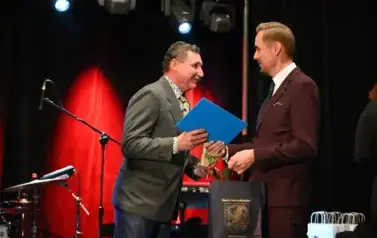 pan przekazuje mu podarunek