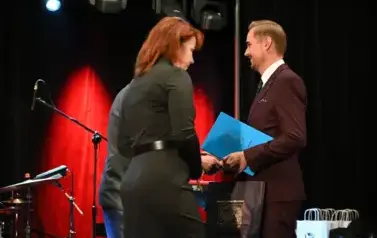 widzimy pana kt&oacute;ry podaje ręke panu 