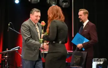 widzimy panią kt&oacute;ra podaje rękę panu a obok nich stoi pan Burmistrz