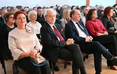 widzimy grupe os&oacute;b siedzących na widowni