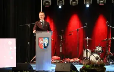 widzimy pana Burmistrza m&oacute;wiącego do mikrofonu