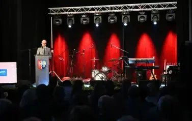 widzimy stojącego pana na scenie