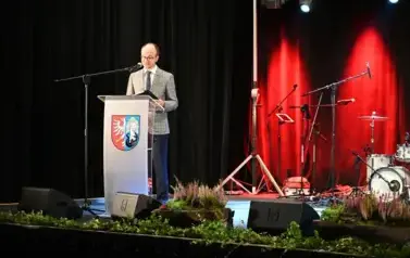 widzimy stojącego pana na scenie