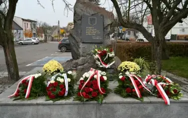 widzimy pomnik oraz wiązanki