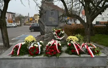 widzimy pomnik oraz wiązanki