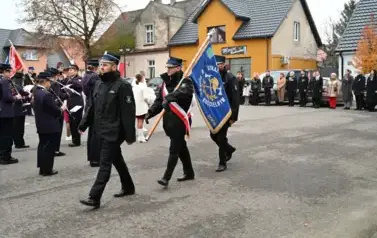 widzimy orkiestre oraz grupe dziewczyn z pomponami oraz idącą grupe ze sztandarami