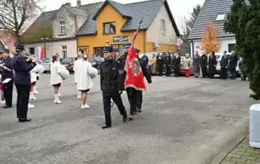 widzimy orkiestre oraz grupe dziewczyn z pomponami oraz idącą grupe ze sztandarami