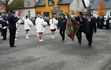widzimy orkiestre oraz grupe dziewczyn z pomponami oraz idącą grupe ze sztandarami