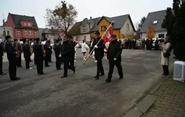 widzimy orkiestre oraz grupe dziewczyn z pomponami oraz idącą grupe ze sztandarami