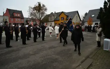 widzimy orkiestre oraz grupe dziewczyn z pomponami oraz idącą grupe ze sztandarami