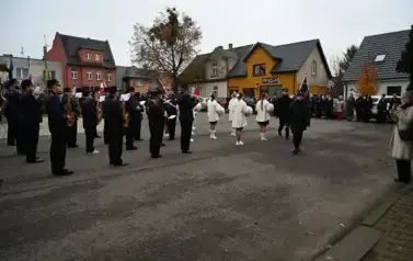 widzimy orkiestre oraz grupe dziewczyn z pomponami oraz idącą grupe ze sztandarami