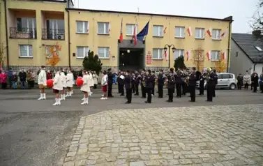 widzimy orkiestre oraz grupe dziewczyn z pomponami