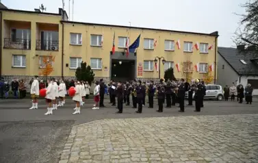 widzimy orkiestre oraz grupe dziewczyn z pomponami