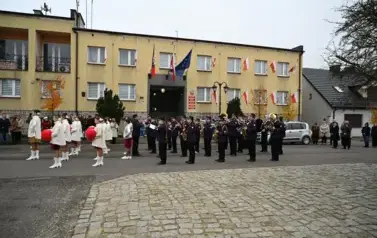 widzimy orkiestre oraz grupe dziewczyn z pomponami