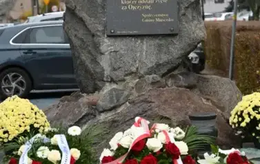 widzimy pomnik oraz wiązanki 