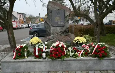 widzimy pomnik oraz wiązanki 