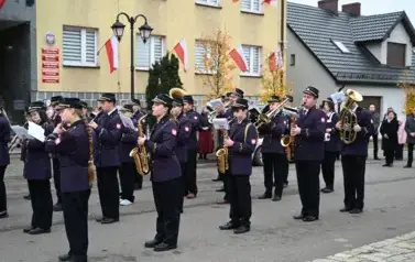 widzimy orkiestre grającą na instrumentach