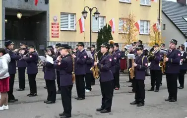 widzimy orkiestre grającą na instrumentach