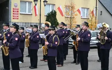 widzimy orkiestre grającą na instrumentach