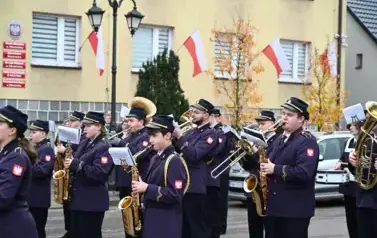 widzimy orkiestre grającą na instrumentach