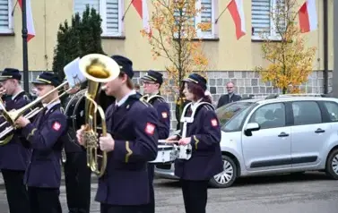 widzimy orkiestre grającą na instrumentach