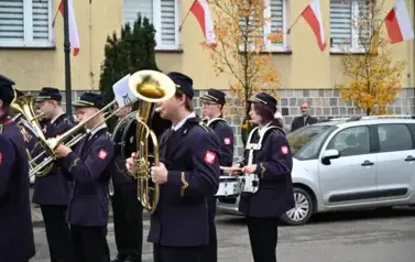 widzimy orkiestre grającą na instrumentach