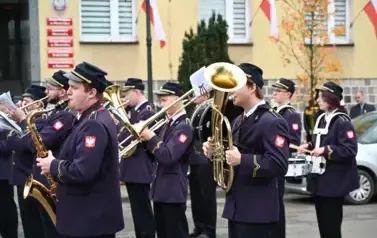 widzimy orkiestre grającą na instrumentach