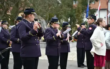 widzimy orkiestre grającą na instrumentach