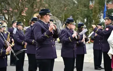 widzimy orkiestre grającą na instrumentach