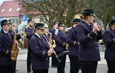 widzimy orkiestre grającą na instrumentach