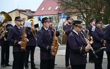 widzimy orkiestre grającą na instrumentach