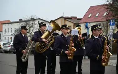 widzimy orkiestre grającą na instrumentach