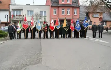 widzimy grupe os&oacute;b z sztandarami