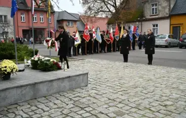 widzimy pana kładącego wieniec na pomnik