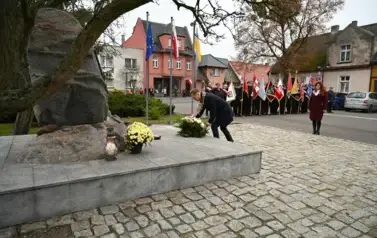 widzimy pana Burmistrza kładącego wieniec na pomniku