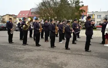 widzimy orkiestre grającą na instrumentach